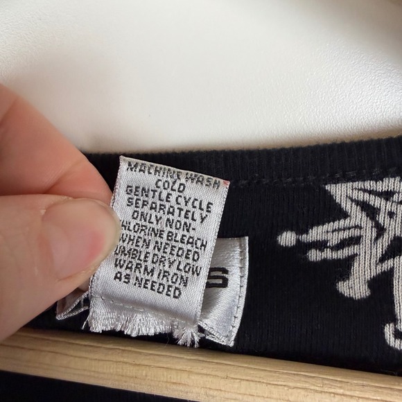 Chicos Graphic Peace Love Happiness Angel Print Top Size 1 Medium Stretch Artsy - Picture 5 of 7